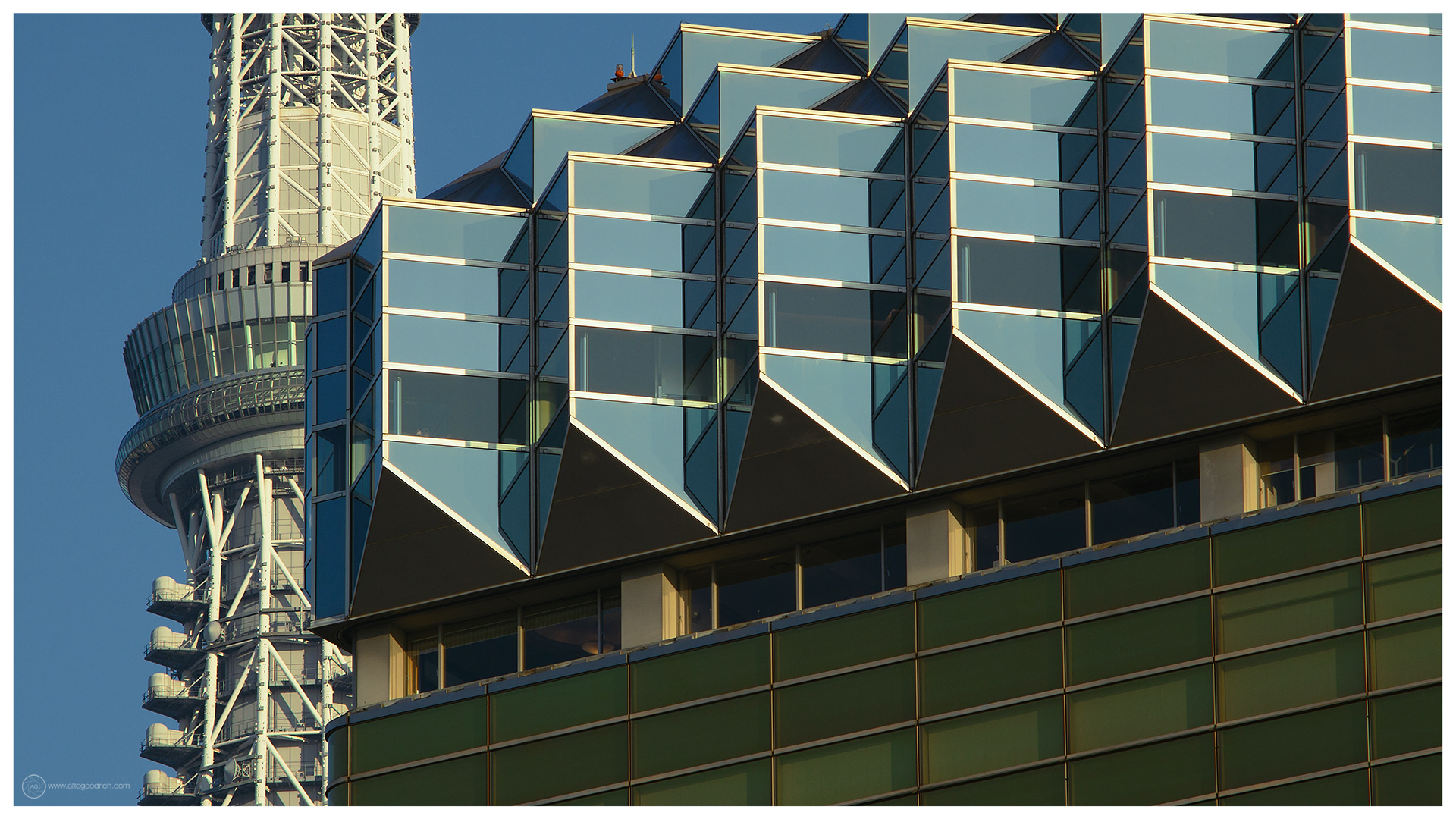 Philippe Starck’s Asahi beer hall: through sunset into dusk